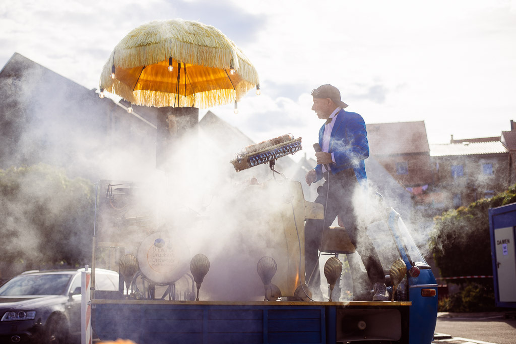 Universal Druckluft Orchester | Das Universal Druckluft Orchester mit Peter Till am Forte Belvedere Leisnig zum Festival Hallo Leisnig 2022. - Realisiert mit Pictrs.com