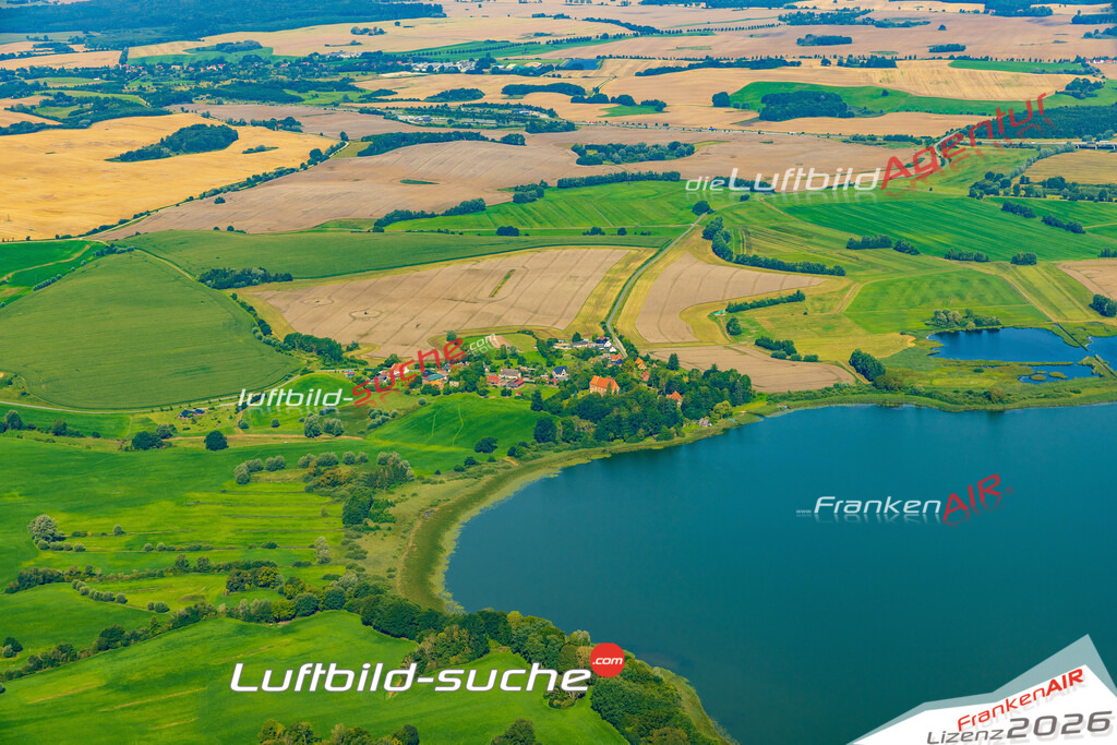 Klassische Luftaufnahme ohne Drohne zeigt:Groß Tessin bei Glasin - Die Luftbildaufnahme wurde 2025 vom UL-Flugzeug heraus erstellt ( keine Drohnenaufnahme ) - Hochauflösende Luftaufnahme -Nicht vergleichbar mit Google Maps oder Satelittenbilder- Die Geschenkidee !Mit Lizenz und Bildrechte bestellbar