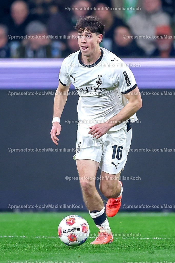 BMG13122502114 | 13.12.2025, Fußball, Borussia Mönchengladbach - VfL Wolfsburg, 1. Fußball Bundesliga, 14.Spieltag, Borussia-Park, Saison 2025 2026: Philipp Sander&nbsp;(Borussia Mönchengladbach #16)  DFB regulations prohibit any use of photographs as image sequences and or quasi-video.