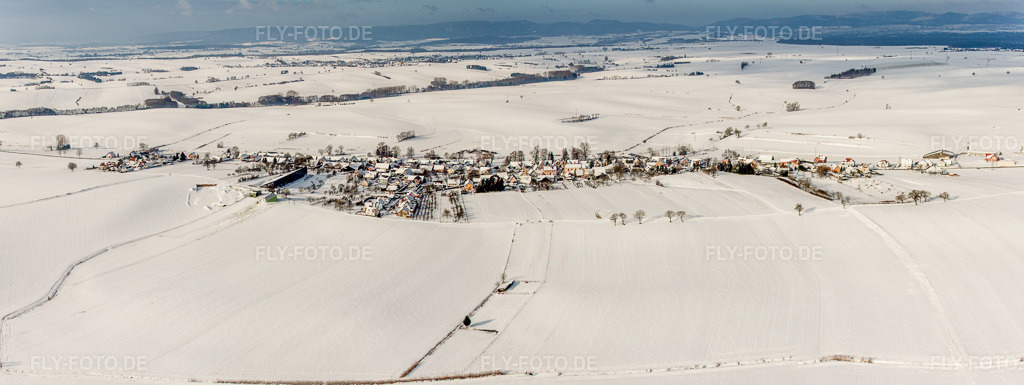 Luftbild: Winterlich schneebedeckte Panorama Perspektive swe landwirtschaftlichen Feldern und Nutzflächen in Siegen im Bundesland Bas-Rhin in Frankreich. Foto: IMG_36231-Bearbeitet.jpg vom 02.01.2011 durch Werner Riehm/FLY-FOTO.de – Auflösung des Originals: 8149 x 3064 px