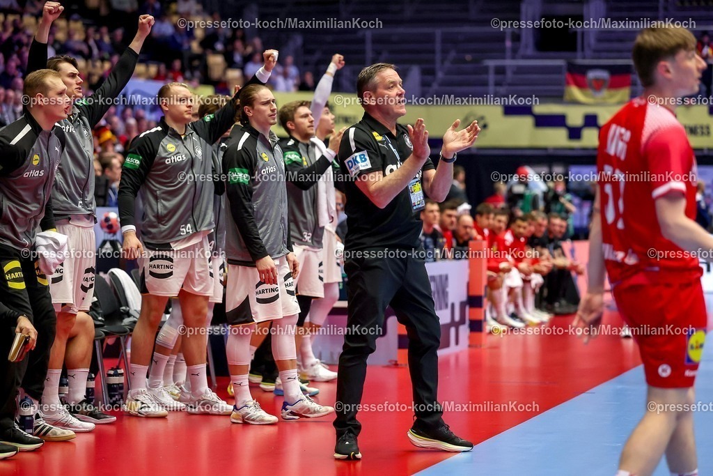 EHF15012602032 | 15.01.2026, Handball, Men's EHF EURO 2026, Deutschland - Östereich, Jyske Bank Boxen in Herning, Dänemark, Preliminary Round: Headcoach Alfred Gislason (Germany #hc) gestikulierend am Spielfeldrand  
