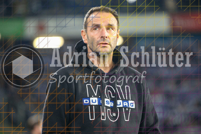 MSV Duisburg vs SV Waldhof Mannheim - 3. Liga | Duisburg, Deutschland, 07.11.25:   Trainer Dietmar Hirsch (MSV Duisburg) schaut waehrend des Spiels der 3. Liga MSV Duisburg vs SV Waldhof Mannheim in der schauinsland-reisen-arena(Foto von Brauer-Fotoagentur / Adrian Schlueter)