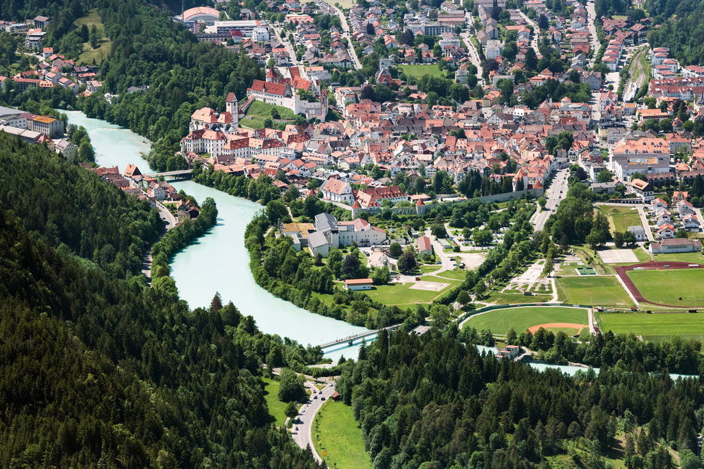 dr__0100952.jpg | FüSSEN 13.06.2023 Stadtansicht am Ufer des Flußverlaufes des Lech in Füssen im Bundesland Bayern, Deutschland. // City view on the river bank of Lech in Fuessen in the state Bavaria, Germany. Foto: Daniel Reiter