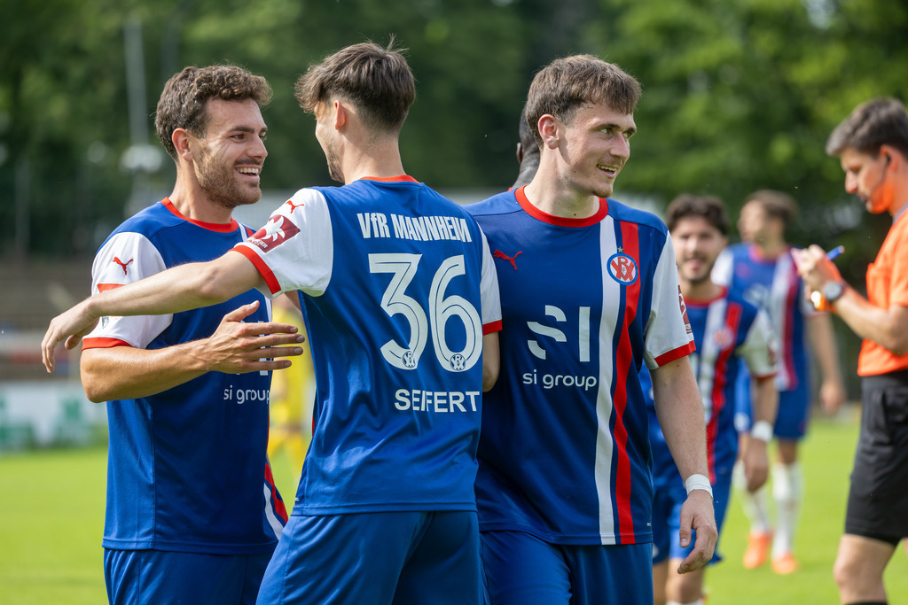 Fußball, Oberliga Baden-Württemberg 2025/26, 34. Spieltag: VfR Mannheim gegen SV Oberachern | Fußball, Oberliga Baden-Württemberg 2025/26, 34. Spieltag: VfR Mannheim gegen SV Oberachern***Jubel nach dem 3:2 für den VfR durch Tim Seifert (36) - Realisiert mit Pictrs.com