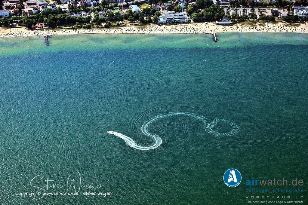 Luftbild Eckernförde - Auch das Eckernförder Bier, genannt „Cacabelle“, erlangte Bekanntheit. | Auch das Eckernförder Bier, genannt „Cacabelle“, erlangte Bekanntheit. Die Stadt war zudem Schauplatz des Gefechts von Eckernförde am 5. April 1849, bei dem schleswig-holsteinische Landbatterien eine dänische Fregatte erbeuteten, was einen moralischen Höhepunkt in der Unabhängigkeitsbewegung darstellte.