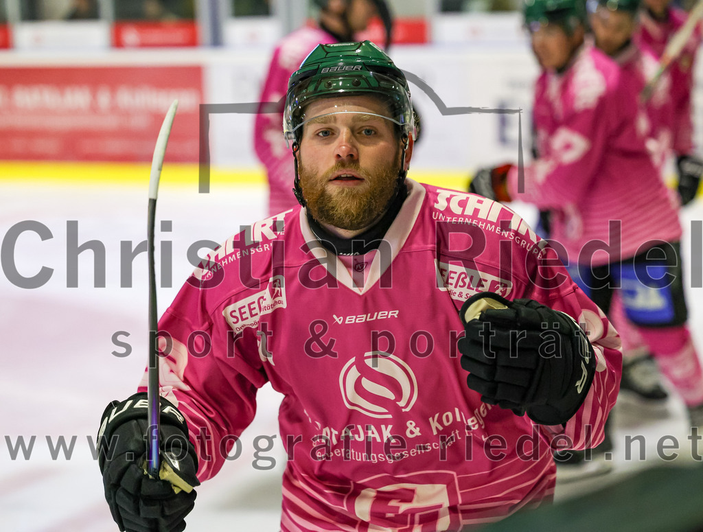 2025-10-10_155_TSV_Erding_gegen_onesto_Tigers_Bayreuth | Erding, Deutschland, 10.10.2025:Eishockey, Oberliga Süd 2025 / 2026, 7. Spieltag, TSV Erding gegen onesto Tigers Bayreuth, Endergebnis: 2:5Grady Hobbs (Erding Gladiators, #22) nach seinem Treffer zum 2:3Foto: Christian Riedel / fotografie-riedel.net