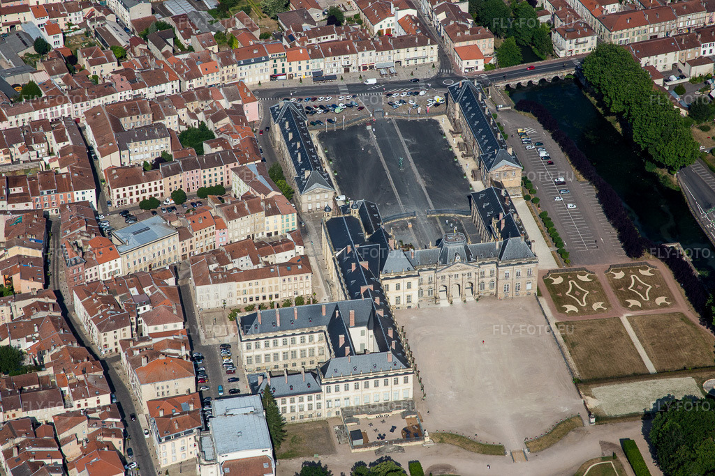 Vue aérienne: Parc du château du château Lunéville à Lunéville dans le département Meurthe et Moselle, France – .Photo: IMG_083176.jpg prise le 11/07/2015 par Werner Riehm/FLY-FOTO.eu – Résolution de l'original: 5472 x 3648 px