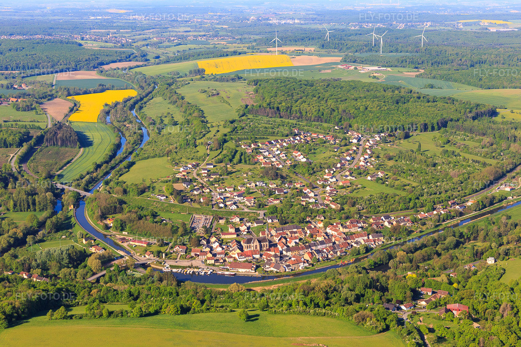 Luftbild: Ortsansicht am Canal des houllères de la Sarre in Wittring im Bundesland Moselle in Frankreich. Foto: IMG_146093.jpg vom 01.05.2025 durch Werner Riehm/FLY-FOTO.de