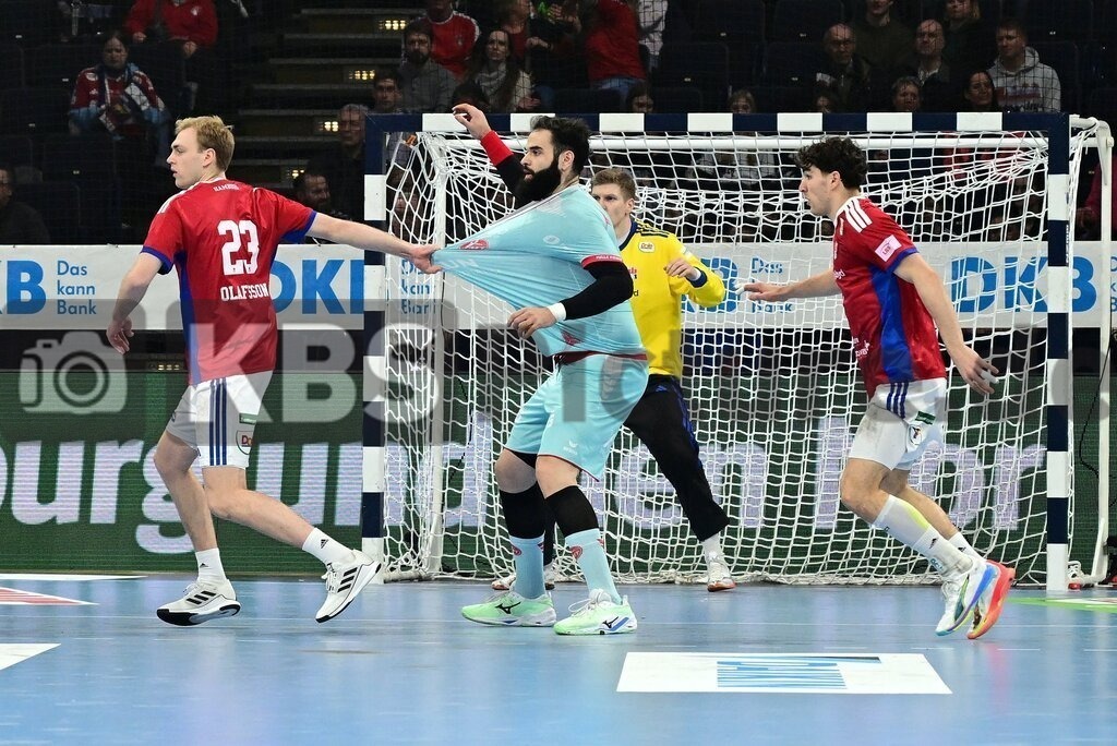 KBS Picture_HSVH-Melsungen_020 | v.l. Olafsson Einar (HSV Hamburg) bei der Textilprobe gegen Marchan Ruben (MT Melsungen) ,Sportarena :  Barclays Arena Hamburg, - Realisiert mit Pictrs.com