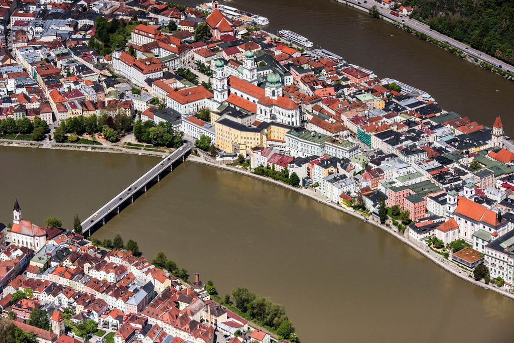 dr__0012511.jpg | PASSAU 11.05.2017 Die kreisfreie Universitätsstadt Passau im Bundesland Bayern. Aufgrund des Zusammenflusses der Flüsse Ilz, Inn und Donau, wird Passau auch "Dreiflüssestadt" genannt. // The university town of Passau in the state of Bavaria. Because of the junction of the rivers Ilz, Inn and Danube, Passau is also called "Three Rivers Town". Foto: Daniel Reiter