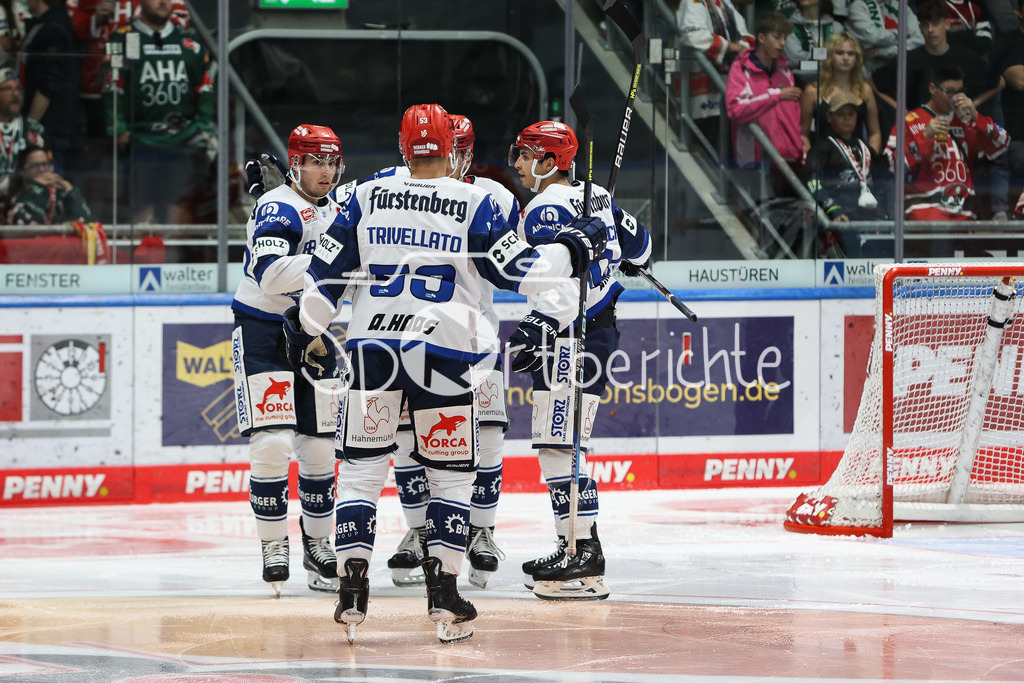 Augsburger Panther - Schwenninger Wild Wings | Jubel der Gaseste nach dem Treffer zum 1-2 druch Alexander KARACHUN (SERC #47) / Freude / Tor / Torjubel