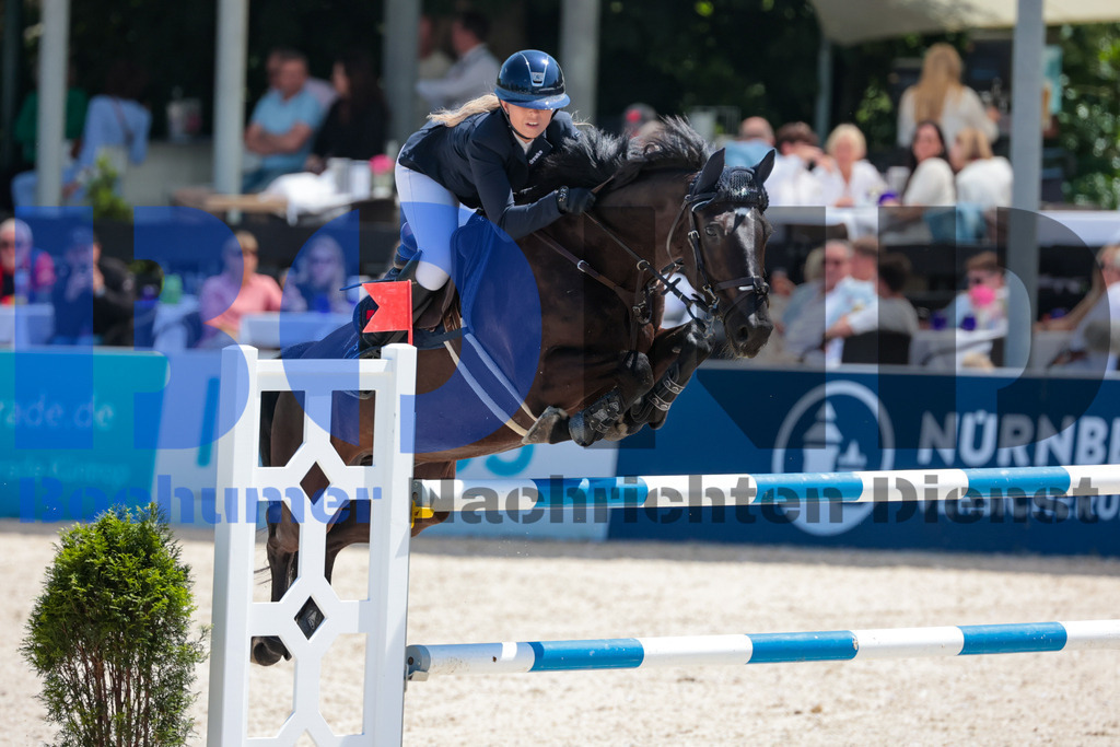 Longines Balve Optimum - Springen Samstag {date} -  | {headline}(Foto: Sebastian Sendlak / BOND) - Realisiert mit Pictrs.com