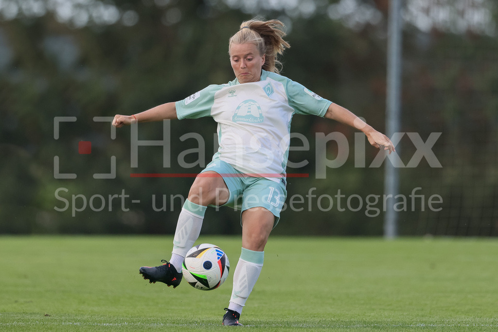 Fussball, Testspiel Frauen, Hamburger SV - SV Werder Bremen | v.li.: Ricarda Walkling (SV Werder Bremen, 13) am Ball, Freisteller, Einzelbild, Ganzkörper, Aktion, Action, Spielszene