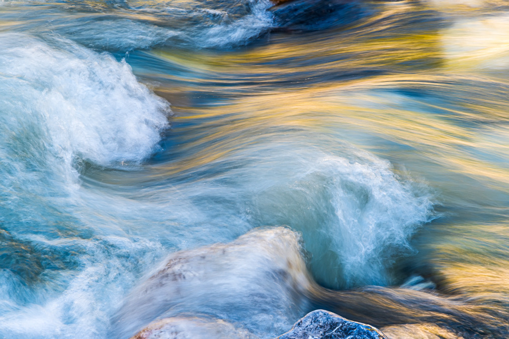 Lichtdurchflutete Strömungswellen an einem Bergbach in Kärnten | Best. Nr. oe_2020_06_2409 - Realisiert mit Pictrs.com