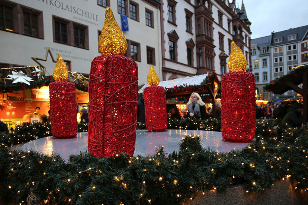 Leipziger Weihnachtsmarkt - NIkolaikirchhof | Entdecke über 20 Kategorien Leipzig-Motive: Foto-Downloads, hochwertige Poster, Leinwand- & Fine-Art-Prints. Jetzt Lieblingsfoto im Bildlexikon Leipzig Shop bestellen!