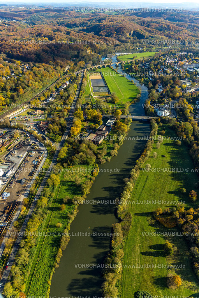 Witten231101183 | Luftbild, Fluss Ruhr im Ruhrtal mit Ruhrbrücke Bommern und Ruhr-Viadukt-Witten Eisenbahnbrücke, herbstliche Uferbepflanzung an der Ruhraue, Wassergewinnungsanlage Apfelweide, Blick zum Steinbruch Wartenberg und Herbstwald Ardeygebirge mit Fernsicht, Witten, Ruhrgebiet, Nordrhein-Westfalen, Deutschland