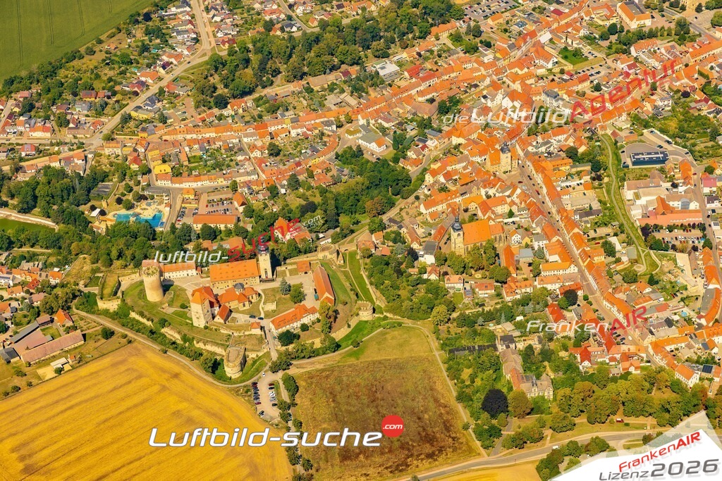 Neue Luftbildaufnahme der Stadt Querfurt - Das Luftbild wurde 2025 vom UL-Flugzeug heraus erstellt ( keine Drohnenaufnahme ) - Hochauflösende Luftaufnahme - für Wandbilder und großformatige Ausdrucke geeignet. Das besondere Geschenk!Hier alle&nbsp;Infos zur Lizenzierung der LuftaufnahmeWir fliegen auch dieses Jahr wieder in Ihre Region um Luftbilder zu erstellen.- Luftbild anfragen