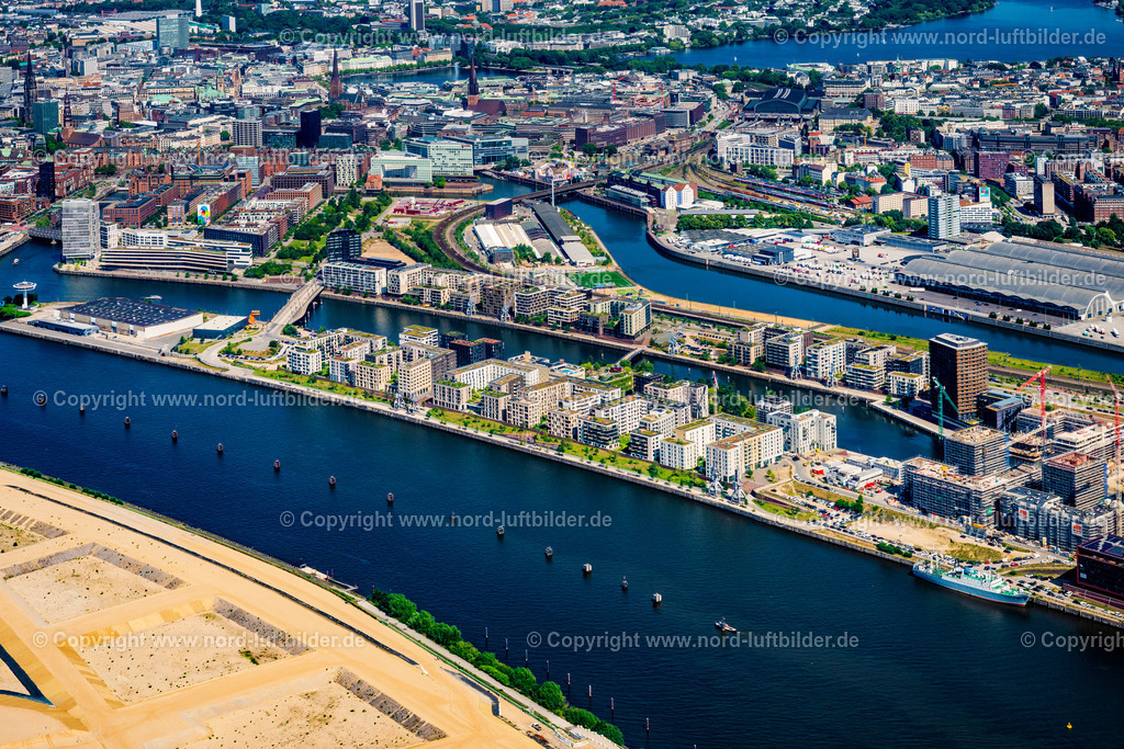 Hamburg_Baakenhafen_Hafencity_ELS_0689200625 | HAMBURG 16.06.2025 Baustellen für Wohn- und Geschäftshäuser im Baakenhafen entlang der der Baakenallee in der HafenCity in Hamburg, Deutschland. Weiterführende Informationen bei: AUG. PRIEN Bauunternehmung (GmbH & Co. KG),  BVE Bauverein der Elbgemeinden eG,  Baugenossenschaft Hamburger Wohnen eG,  Johann Daniel Lawaetz-Stiftung,  Richard Ditting GmbH & Co. KG,  bof architekten,  florian krieger - architektur und städtebau gmbh. // Construction sites for residential and commercial buildings in the Baakenhafen along the Baakenallee in HafenCity in Hamburg, Germany. Further information at: AUG. PRIEN Bauunternehmung (GmbH & Co. KG),  BVE Bauverein der Elbgemeinden eG,  Baugenossenschaft Hamburger Wohnen eG,  Johann Daniel Lawaetz-Stiftung,  Richard Ditting GmbH & Co. KG,  bof architekten,  florian krieger - architektur und staedtebau gmbh. Foto: Martin Elsen