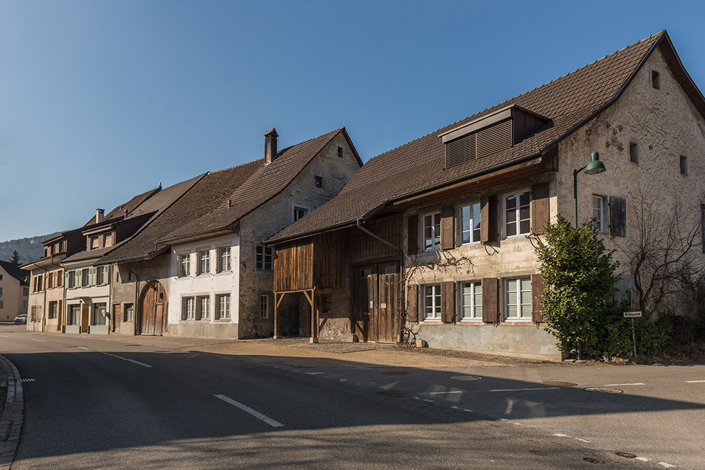 Historische Häuserzeile | in Ziefen, Baselland, Schweiz. - Realisiert mit Pictrs.com