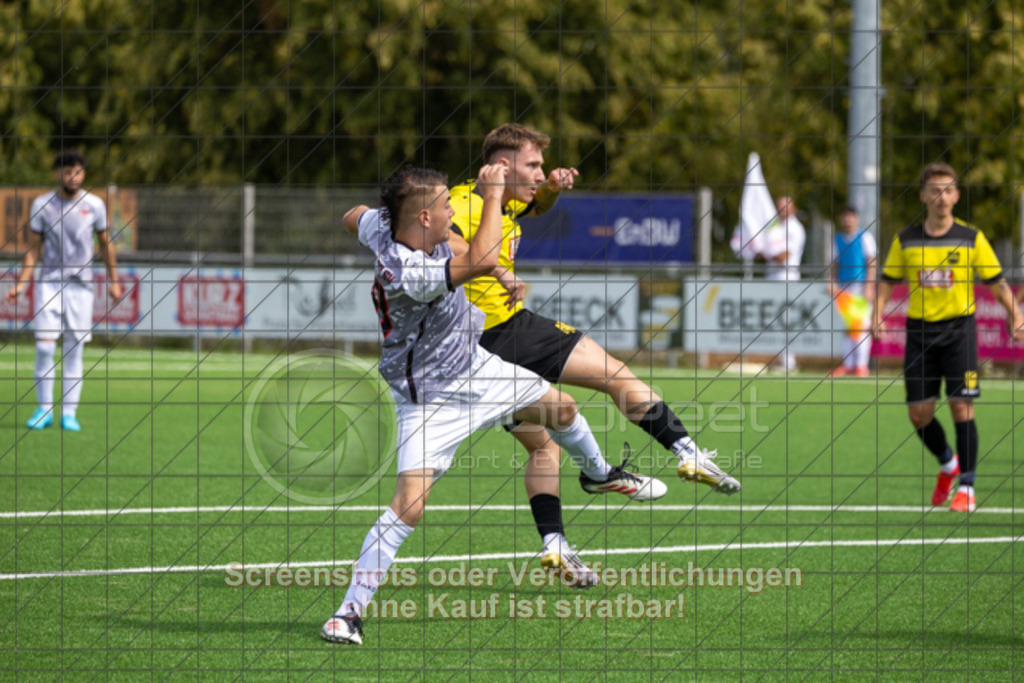 20250824_130234_0161 | #,1.FC Heiningen II (gelb) vs. 1.Göppinger SV III (weiß), Fußball, Kreisliga B7 - Bezirk Neckar/Fils, 01. Spieltag, Saison 2025/2026, Kunstrasenplatz Sportzentrum Heiningen, Krautgarten 1, 73092 Heiningen, 24.08.2025 - 13:00 Uhr,Foto: PhotoPeet-Sportfotografie/Peter Harich