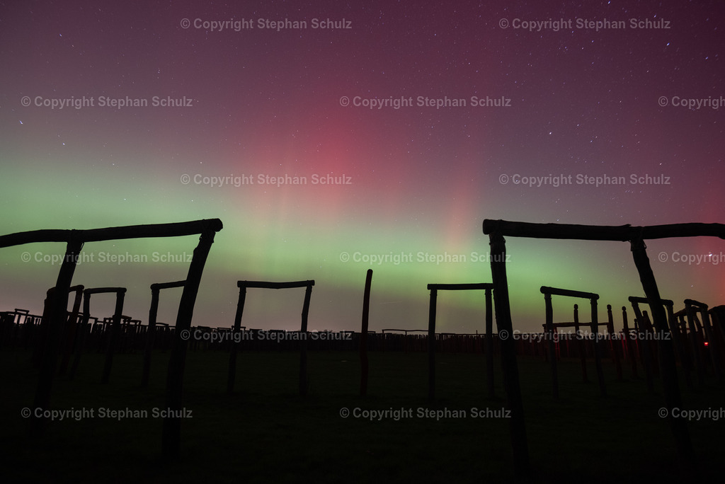 Polarlichter am Ringheiligtum Pömmelte | Polarlichter (Aurora borealis) leuchten über dem Ringheiligtum Pömmelte. Die prähistorische Kreisgrabenanlage wird von Archäologen auch als deutsches Stonehenge bezeichnet. - Realisiert mit Pictrs.com