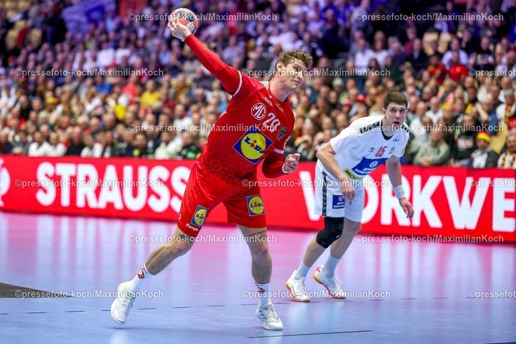 EHF19012601108 | 19.01.2026, Handball, Men's EHF EURO 2026, Österreich - Serbien, Jyske Bank Boxen in Herning, Dänemark, Preliminary Round:  Sebastian Frimmel (Austria #20) wirft auf das Tor 