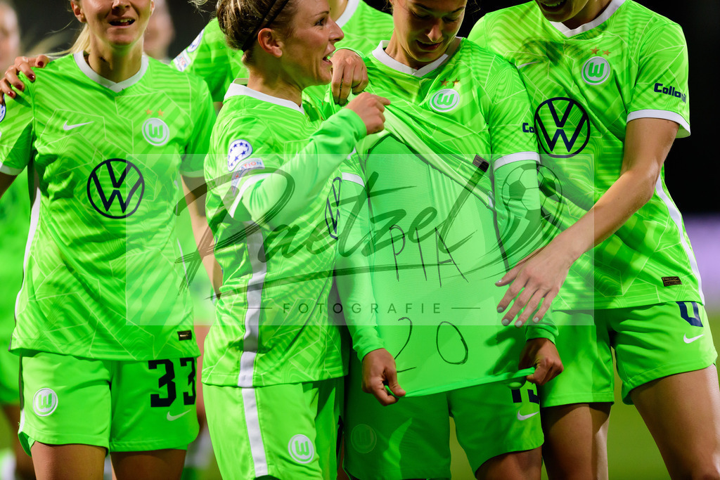 WOBSER20211013_015 | Fussball, Frauen: Svenja Huth (VfL Wolfsburg) Torjubel, jubelt mit seiner Mannschaft nach dem Treffer zum 1:0 beim Spiel der UEFA Women´s Champions League zwischen VfL Wolfsburg und Servette FC im AOK-Stadion am 13.10.2021 in Wolfsburg, Deutschland. - Realisiert mit Pictrs.com