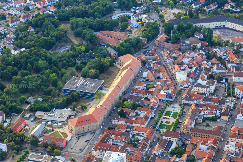 Luftbild: Unicampus FTSK Germersheim in Germersheim im Bundesland Rheinland-Pfalz in Deutschland. – Foto: IMG_109327.jpg vom 30.07.2018 durch Werner Riehm/FLY-FOTO.de – Auflösung des Originals: 5472 x 3648 px – Fachbereich 06 - FTSK