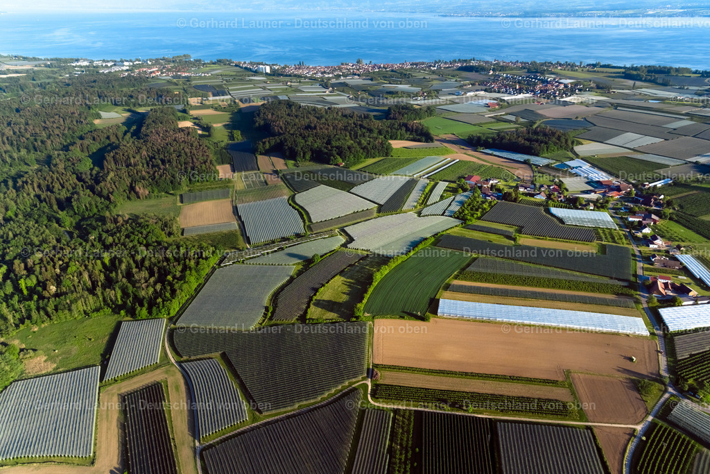 Landschaft nördl. von Immenstaad mit Blick auf Immenstaad, Bodensee | MARKDORF 17.05.2020 Ortsansicht am Rande von landwirtschaftlichen Feldern und Nutzflächen in Markdorf im Bundesland Baden-Württemberg, Deutschland. // Village view on the edge of agricultural fields and land in Markdorf in the state Baden-Wuerttemberg, Germany. Foto: Gerhard Launer