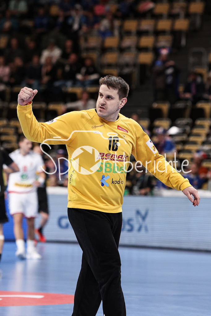 Serbien - Montenegro | Montenegro Keeper Nebojsa SIMIC (MNE #16) in Aktion / Freisteller / Einzelfoto / Jubel / Freude / Happy