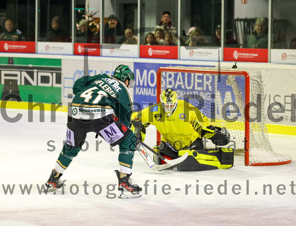 2025-12-28_151_TSV_Erding_gegen_onesto_Tigers_Bayreuth | Erding, Deutschland, 28.12.2025:Eishockey, Oberliga Süd 2025 / 2026, 31. Spieltag, TSV Erding gegen onesto Tigers Bayreuth, Endergebnis: 6:5 n.V.Marco Pfleger (Erding Gladiators, #47), Torwart Maximilian Meier (onesto Tigers Bayreuth, #30)Foto: Christian Riedel / fotografie-riedel.net