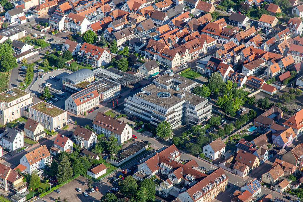 Luftbild: Verbandsgemeindeverwaltung und ehemaligen Sparkasse Südpfalz in Kandel im Bundesland Rheinland-Pfalz in Deutschland. Foto: IMG_141844.jpg vom 18.06.2024 durch Werner Riehm/FLY-FOTO.de