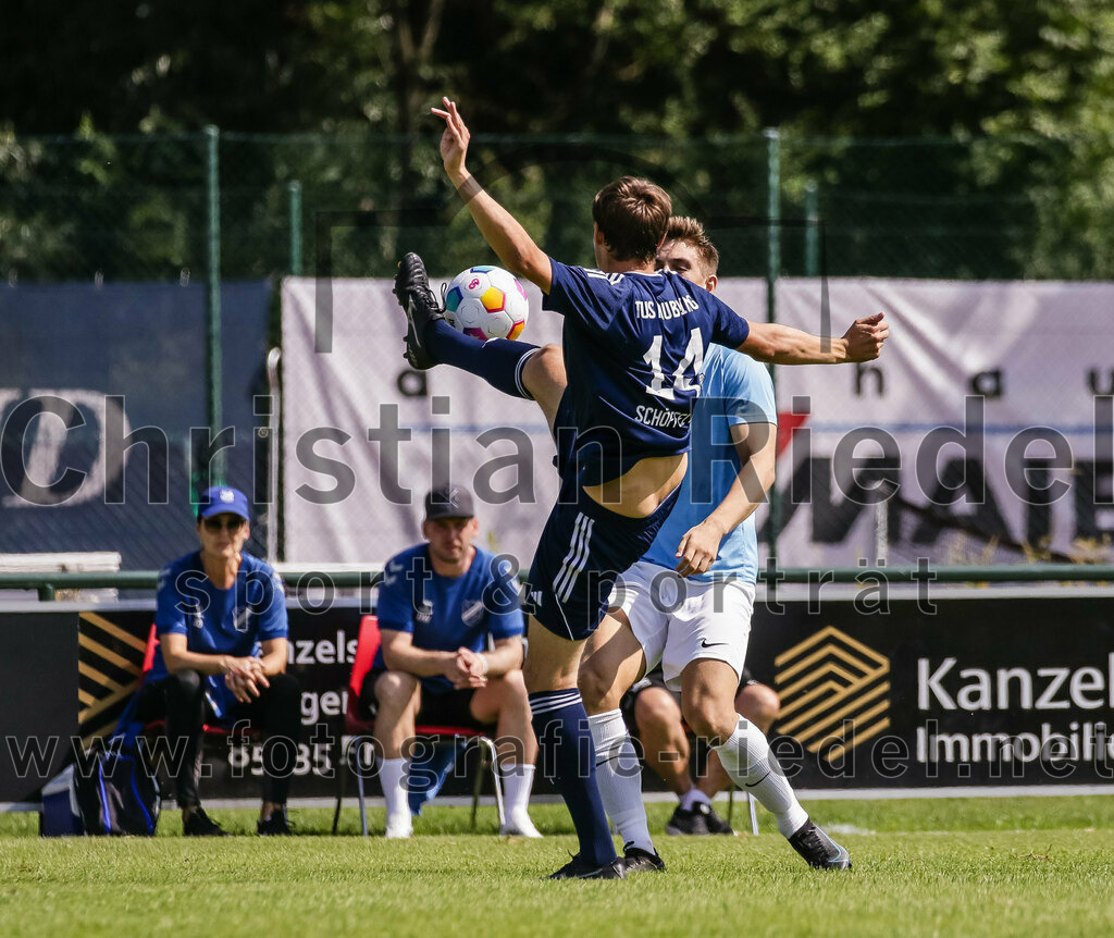 2023-08-26_010_FC_Langengeisling_gegen_TuS_Raubling | Erding, Deutschland, 26.08.2023:
Fußball, Bezirksliga Oberbayern Ost 2023 / 2024, 6. Spieltag, FC Langengeisling gegen TuS Raubling, Endergebnis: 2:0

Lukas Schöffel (TuS Raubling, #14), Niko Simak (FC Langengeisling, #3)

Foto: Christian Riedel / fotografie-riedel.net