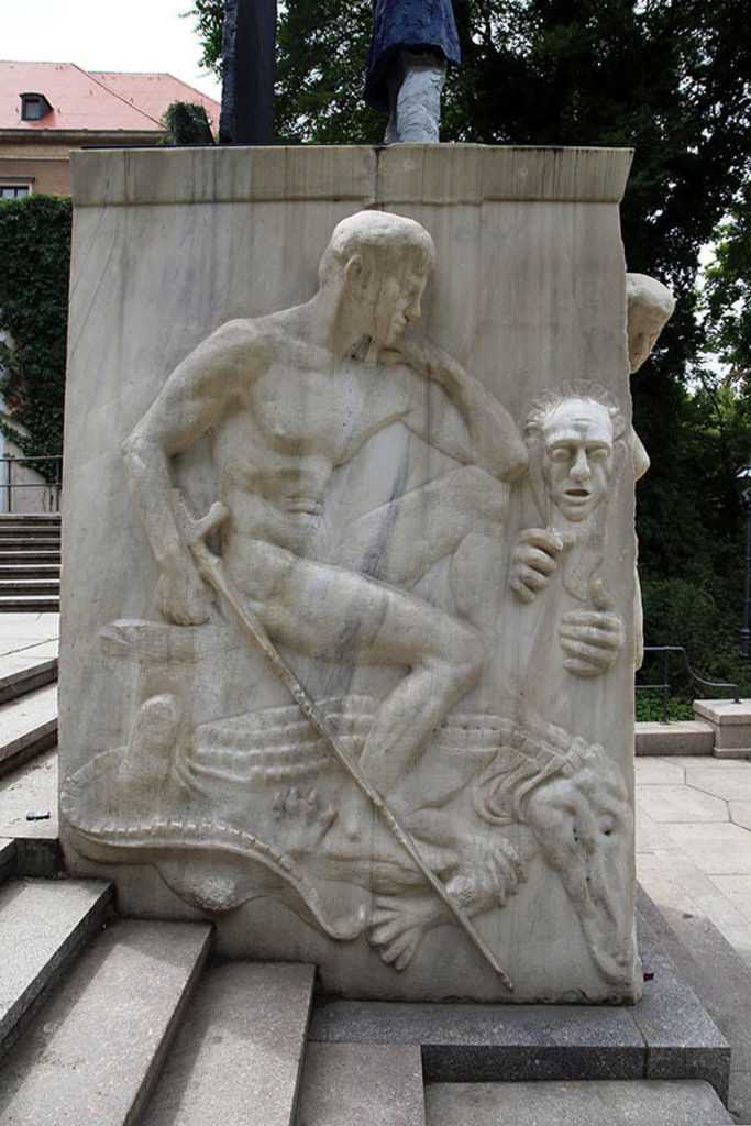 Foto: Leipzig - Richard Wagner Denkmal - Sockel von Max Klinger mit Siegfried Mime und dem erlegten Drachen | Das Team hinter BILDLEXIKON LEIPZIG bündelt historische wie aktuelle Informationen über die Stadt Leipzig in Text und Bild auf einer Plattform und stellt diese der interessierten Öffentlichkeit zur Verfügung.