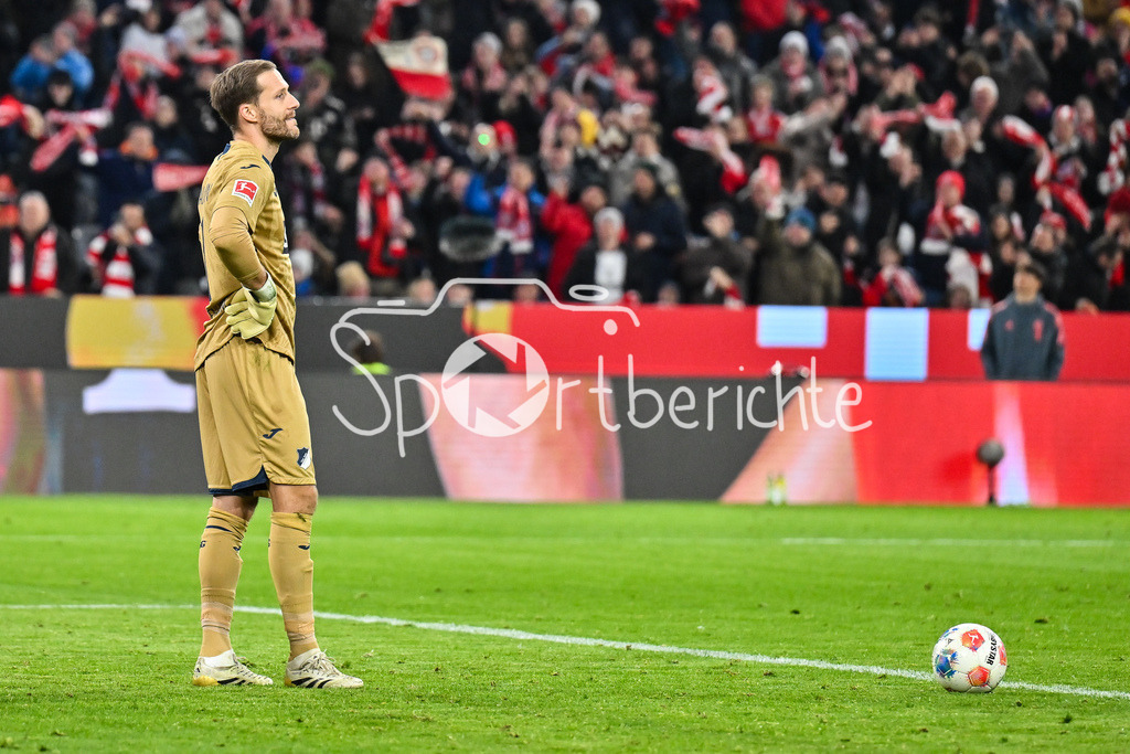 FC Bayern München - TSG 1899 Hoffenheim | MUNICH, GERMANY - 08. FEBRUARY: im Bild Oliver Baumann (TSG Hoffenheim 1) mit hängendem Kopf / enttäuscht / Traurig nach dem Gegentreffer zum 1-3 durch Luis DIAZ (FC Bayern Munich 14) / Tor / Torschuetze / Freude / Happy während dem Bundesligamatch zwischen dem FC Bayern München und der TSG 1899 Hoffenheim am 21. Spieltag in der Allianz Arena / DFL REGULATIONS PROHIBIT ANY USE OF PHOTOGRAPHS AS IMAGE SEQUENCES AND/OR QUASI-VIDEO