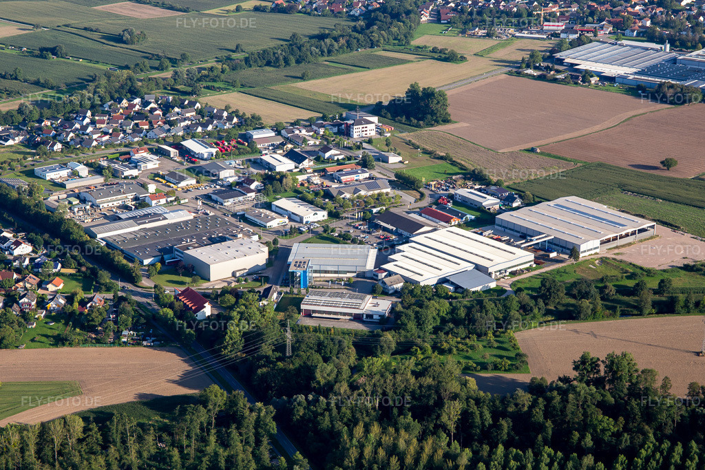Luftbild: Gewerbegebiet mit Eisen-und Stahlhandel Straub GmbH in Lichtenau im Bundesland Baden-Württemberg in Deutschland. – Foto: IMG_137773.jpg vom 18.08.2023 durch Werner Riehm/FLY-FOTO.de – Auflösung des Originals: 5324 x 3550 px – WWW.STRAUB-LICHTENAU.DE