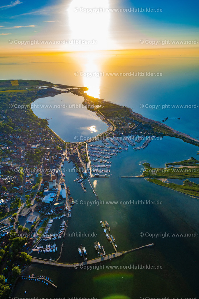 Heiligenhafen_Sonnuntergang_ELS_9130030622 | HEILIGENHAFEN 03.06.2022 Ortsansicht der Straßen und Häuser Ferienanlage StranResort Seebrücke Heiligenhafen an der Ostsee- Küste im Bundesland Schleswig-Holstein. // City view of the streets and houses Ferienanlage StranResort pier Heiligenhafen on the Baltic Sea coast in the state of Schleswig-Holstein. Foto: Martin Elsen