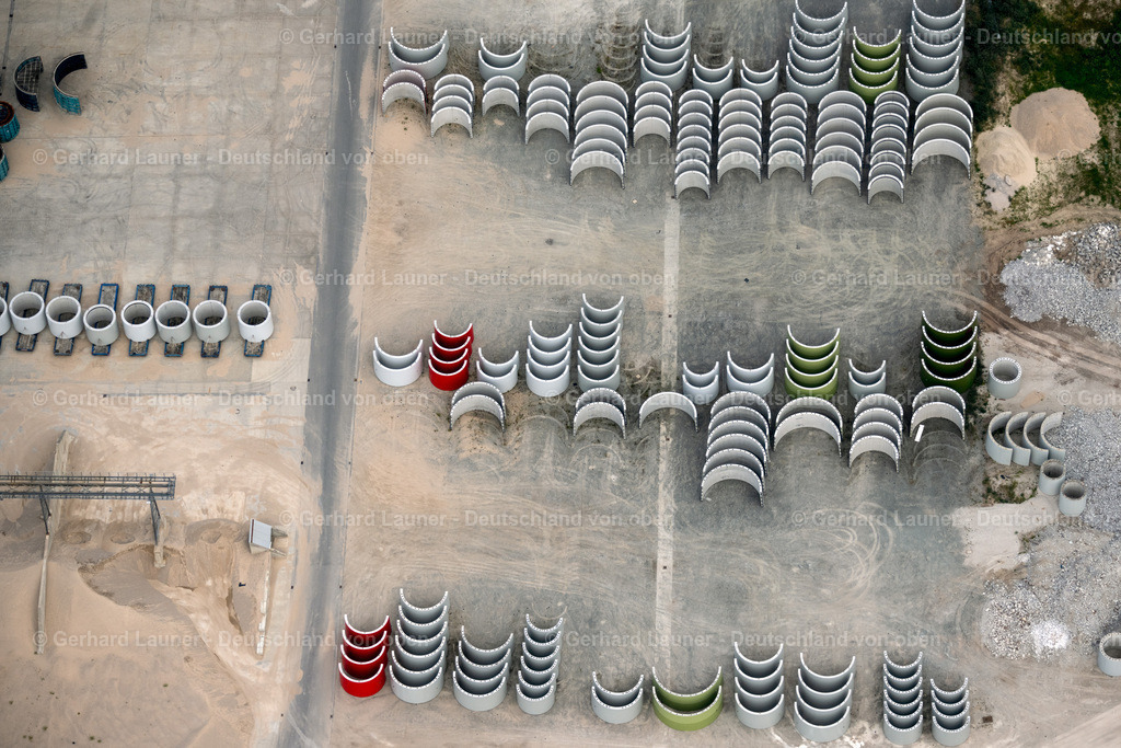 4038527 | EMDEN 09.08.2020 Werksgelände zur Herstellung der Baugruppen und Module für WEA Windenergieanlagen und Windradsegmenten Zum Südkai in Emden im Bundesland Niedersachsen, Deutschland. Weiterführende Informationen bei: Bettels Betonfertigteile GmbH,  Götze Stahl- und Anlagentechnik GmbH. // Factory site for the production of assemblies and modules for wind turbines and wind turbine segments in Emden in the state Lower Saxony, Germany. Further information at: Bettels Betonfertigteile GmbH,  Goetze Stahl- und Anlagentechnik GmbH. Foto: Gerhard Launer