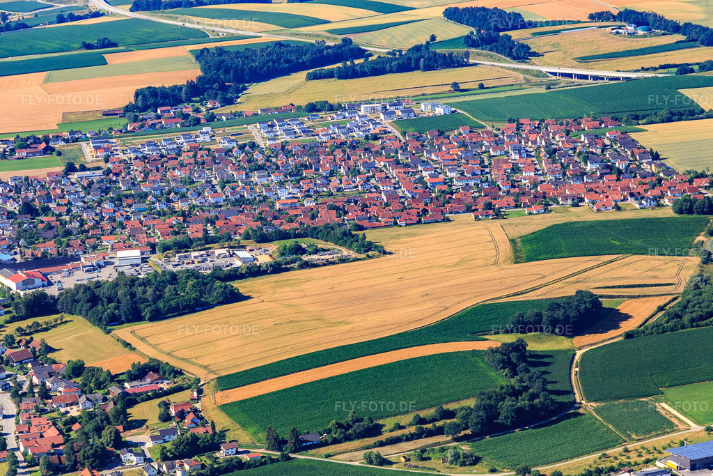 Luftbild: Ortsansicht aus Norden in Ergoldsbach im Bundesland Bayern in Deutschland. Foto: IMG_133134.jpg vom 03.07.2022 durch Werner Riehm/FLY-FOTO.de
