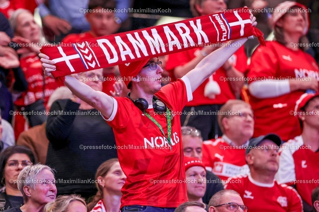 EHF16012602195 | 16.01.2026, Handball, Men's EHF EURO 2026, Dänemark - Nordmazedonien, Jyske Bank Boxen in Herning, Dänemark, Preliminary Round: Dänische Handballfans Feature auf der Tribüne Fanschal Schriftzug Schal Fan Fans Zuschauer Besucher Stimmung