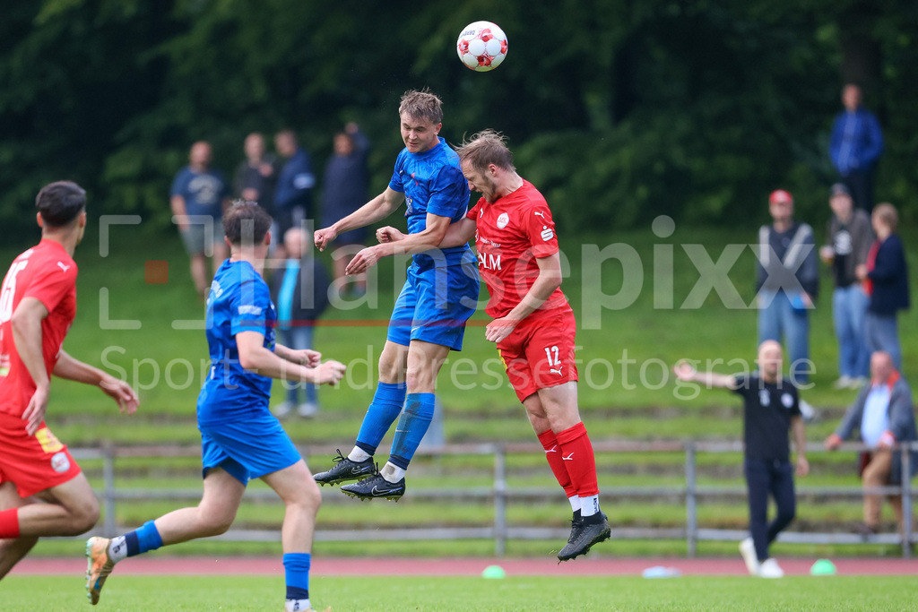 Fussball, Aufstiegsrunde Regionalliga Nord, Blumenthaler SV - 1. FC Germania Egestorf-Langreder | v.li.: Paul Lentz (Blumenthaler SV, 23) und Dominik Swientek (1. FC Germania Egestorf-Langreder, 12) im Zweikampf, Duell, Dynamik, Aktion, Action, Spielszene