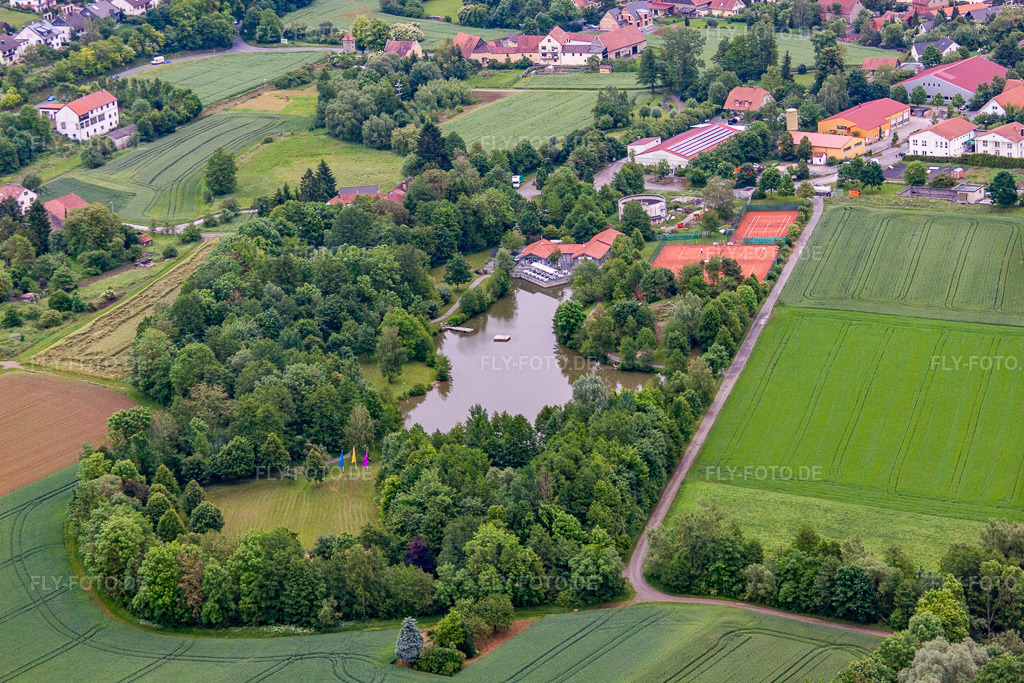 Luftbild: Badesee am alten Schwimmbad in Arnstein im Bundesland Bayern in Deutschland. – Foto: IMG_66070.jpg vom 30.05.2014 durch Werner Riehm/FLY-FOTO.de – Auflösung des Originals: 4752 x 3168 px