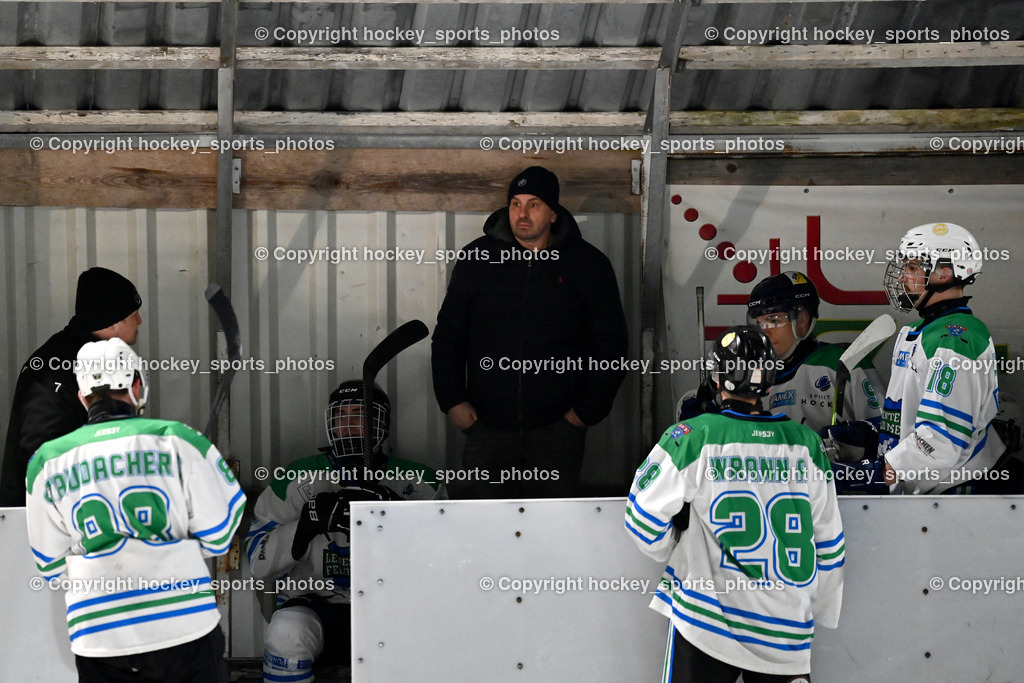 EC Tigers Paternion vs. EC Feld am See Ledenitzen | Asisstentcoach EC Feld am See Ledenitzen Ahammer Peter, #88 Staudacher Dominik Feld am See Ledenitzen, #28 Wrann Anton Feld am See Ledenitzen, #18 Doujak Matthias Feld am See Ledenitzen, EC Tigers Paternion vs. EC Feld am See Ledenitzen, EC Tigers Paternion vs. EC Feld am See Ledenitzen am 19.01.2025 in Villach (Eisplatz Paternion), Austria, (Photo by Bernd Stefan)