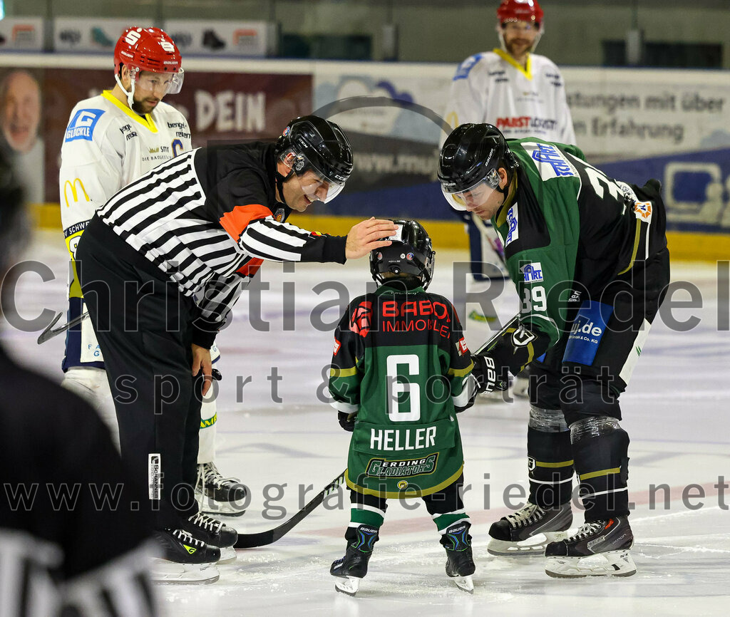 2023-01-06_008_TSV_Erding_gegen_ERV_Schweinfurt | Erding, Deutschland, 06.01.2023:
Eishockey, Bayernliga 2022 / 2023, 26. Spieltag, TSV Erding gegen ERV Schweinfurt, Endergebnis: 7:3

Hauptschiedsrichter Sebastian Eisenhut, Thomas Plihal (Erding Gladiators, #39)

Foto: Christian Riedel / fotografie-riedel.net