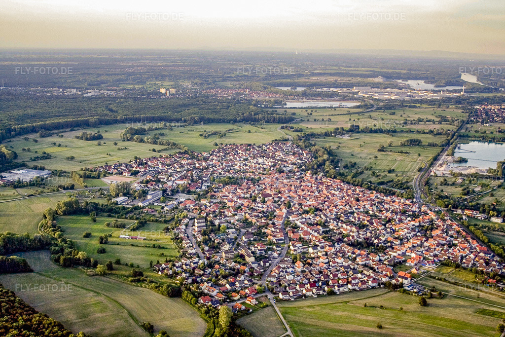 Luftbild: Stadtansicht von Südwesten in Hagenbach im Bundesland Rheinland-Pfalz in Deutschland. Foto: IMG_2621.jpg vom 09.06.2006 durch Werner Riehm/FLY-FOTO.de
