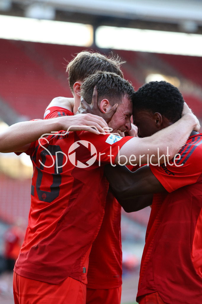 1. FC Nürnberg II - FC Bayern Amateure | Jubel nach dem Treffer zum 1-1 durch Timo Kern (FCB #10) / Treffer / Freude / Torschuezte
