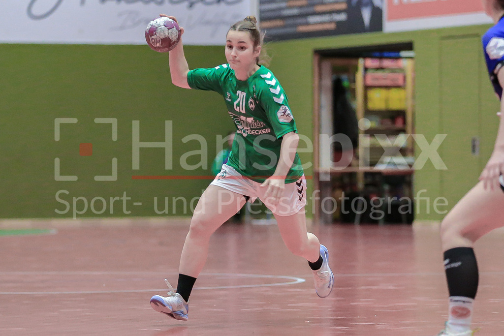 Handball, 2. Bundesliga Frauen, SV Werder Bremen - HSG Freiburg | v.li.: Emy Jane Hürkamp (SV Werder Bremen, 20) am Ball, Spielszene, Aktion, Action