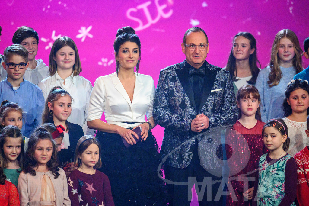 _DWA1396 | Die Eröffnung und die Begrüßung der Ehrengäste mit Moderatorin Sandra Rieß, Moderator Volker Heißmann und Kinderchor Pfennigparade bei '30 Jahre Sternstunden-Gala 2023' in der Frankenhalle. Nürnberg, 15.12.2023 - Realisiert mit Pictrs.com