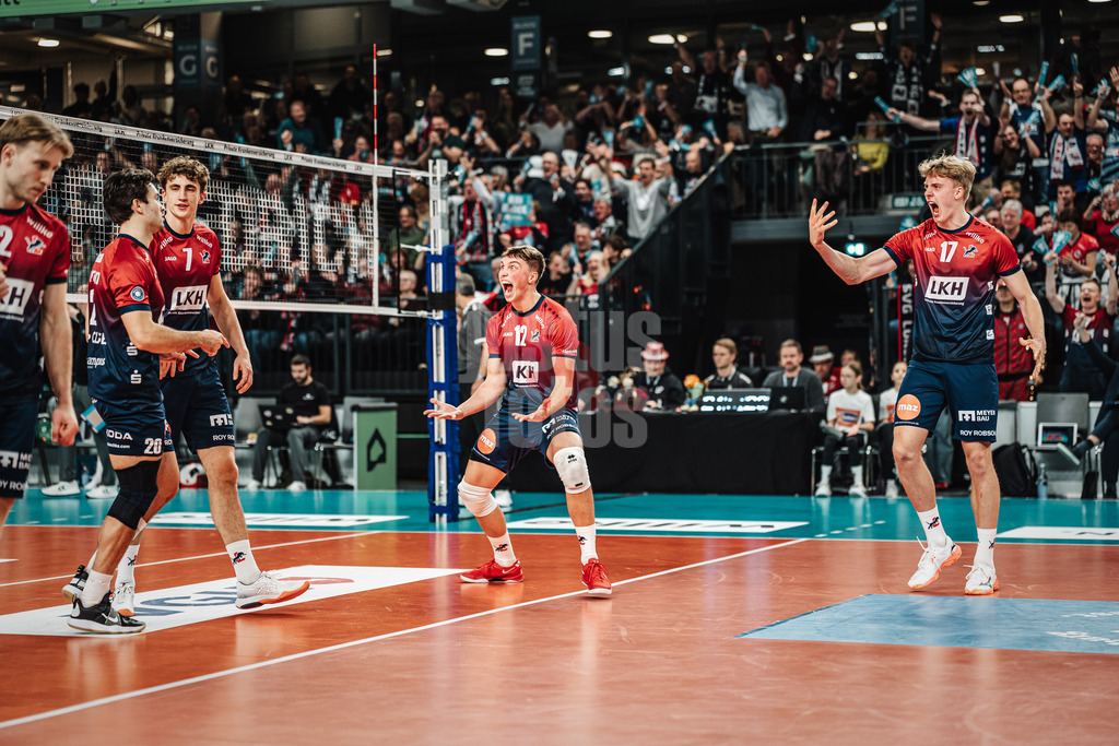Volleyball | Herren | Saison 2025/2026 | 1. Volleyball Bundesliga Männer | DVV Pokal Halbfinale | SVG Lüneburg vs. SWD powervolleys Düren | 16.12.2025 | Jubel bei Lüneburg v.l. Daniel Gruvaeus (#2, SVG Lüneburg), Ethan Champlin (#20, SVG Lüneburg), Joscha Kunstmann (#7, SVG Lüneburg), Santeri Välimaa (#12, SVG Lüneburg) und Axel Valentin Enlund (#17, SVG Lüneburg)