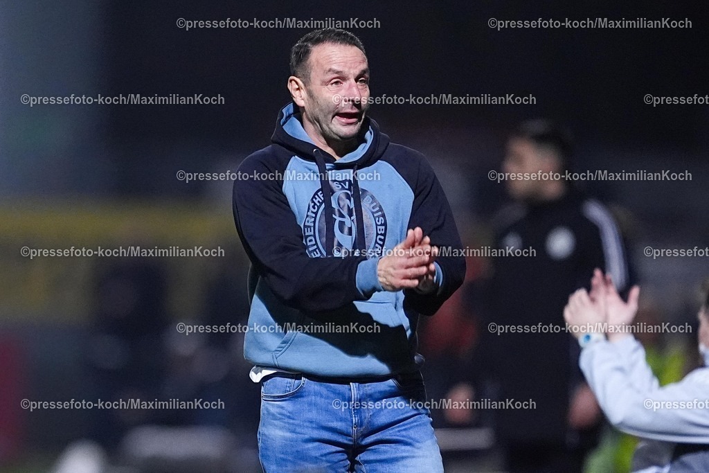 xYDRx21122501013 | 21.12.2025, xydrx, Fußball, 3.Liga, FC Viktoria Köln - MSV Duisburg, Saison 2025 2026, Sportpark Höhenberg: Dietmar Hirsch (Cheftrainer MSV Duisburg) gestikulierend        DFB regulations prohibit any use of photographs as image sequences and or quasi-video.Photo: xYannisxDreimannxPressefotoKochx